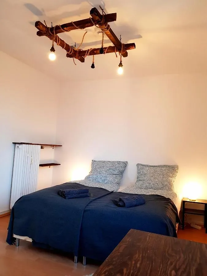 WoodFire Designer Business Apartment für 4 mit Küche 5G WLAN Netflix Nahe der City Hannover